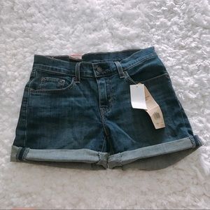 Levi’s Mid Length Short